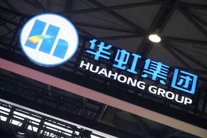 The US Department of Commerce has ordered major chip equipment makers to halt certain shipments to China's Hua Hong Semiconductor, aiming to slow its 7-nanometer development.