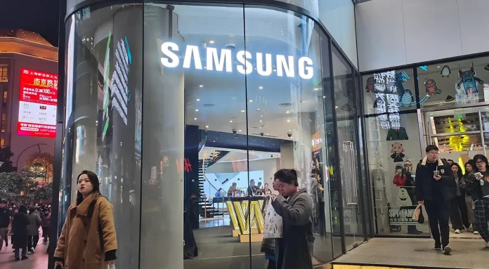 Samsung is considering pulling back from consumer electronics categories in China, while retaining its presence in two areas where it still holds competitive ground: semiconductor supply to Chinese manufacturers and the premium smartphone segment.