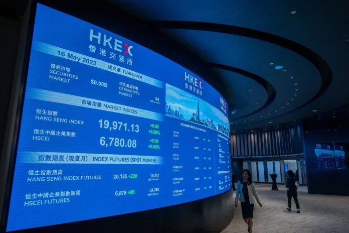 Despite China's domestic AI stock surge, Hong Kong's Hang Seng Tech Index is underperforming. We analyze the structural reasons behind the disconnect.