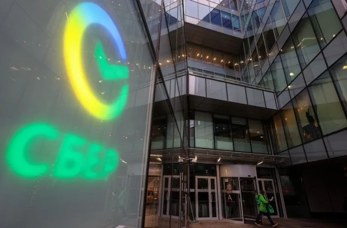 Russia's Sberbank has announced plans to utilize Chinese artificial intelligence chips to power its GigaChat large language model, highlighting deepening technological ties between Moscow and Beijing amid stringent Western sanctions.