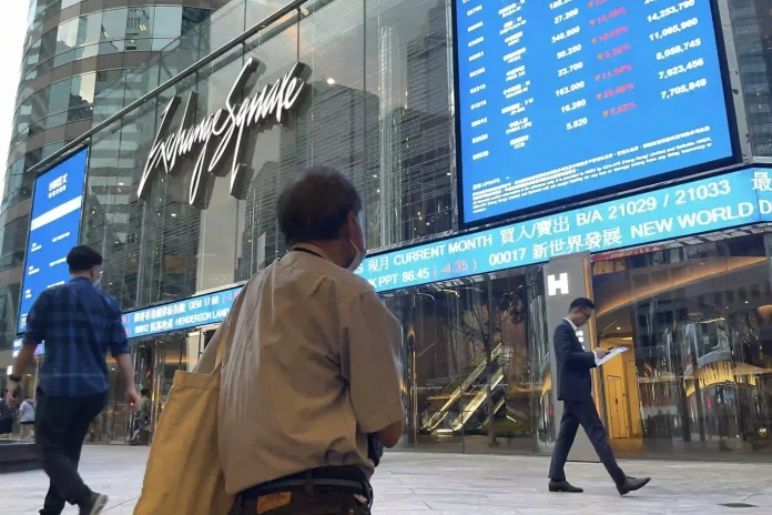 AI adoption in Hong Kong and Singapore’s finance sectors drives steep cuts in junior roles and graduate hiring, reshaping workforce dynamics in 2026.